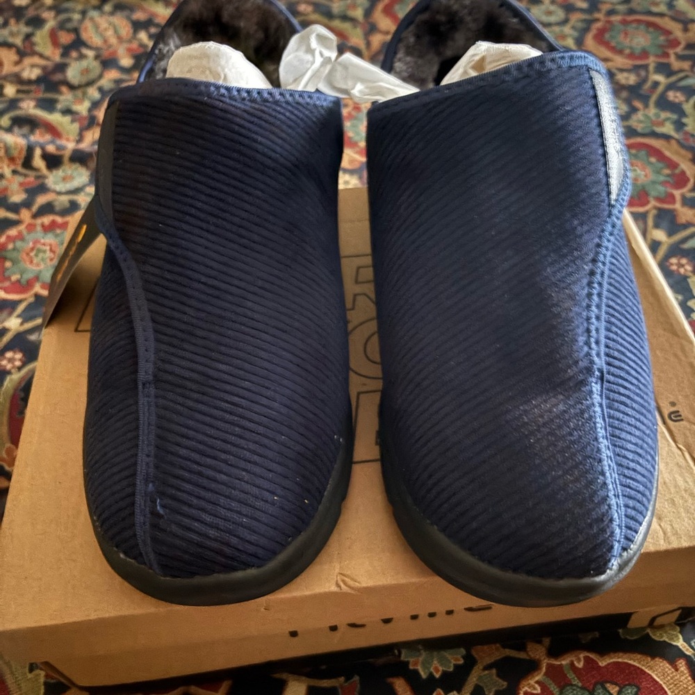 NWT Women’s 9EW Navy Slippers
